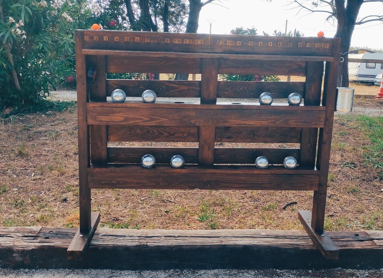 Offrez-Vous Un Sejour Dans Notre Studio T1 Bis A Entressen Une Grande Piscine Pour Se Rafraichir ,Un Espace De Jeux Pour Enfants Pour Des Heures De Divertissement Un Terrain De Petanque Pour Des Parties Endiablees Kültér fotó