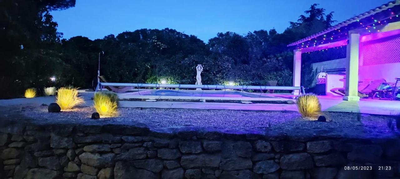 Offrez-Vous Un Sejour Dans Notre Studio T1 Bis A Entressen Une Grande Piscine Pour Se Rafraichir ,Un Espace De Jeux Pour Enfants Pour Des Heures De Divertissement Un Terrain De Petanque Pour Des Parties Endiablees Kültér fotó